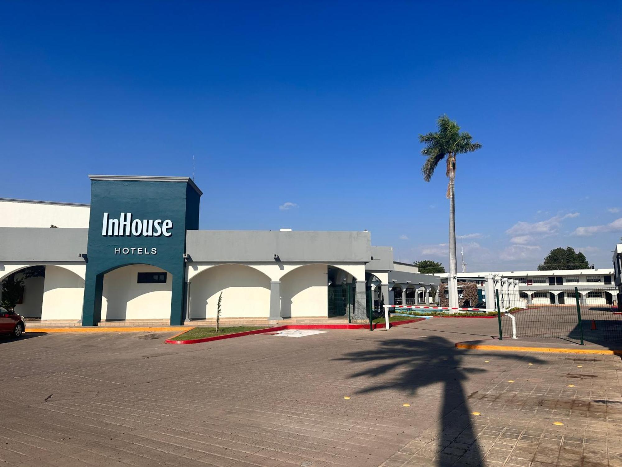 ホテル Inhouse Obregon Ciudad Obregón エクステリア 写真