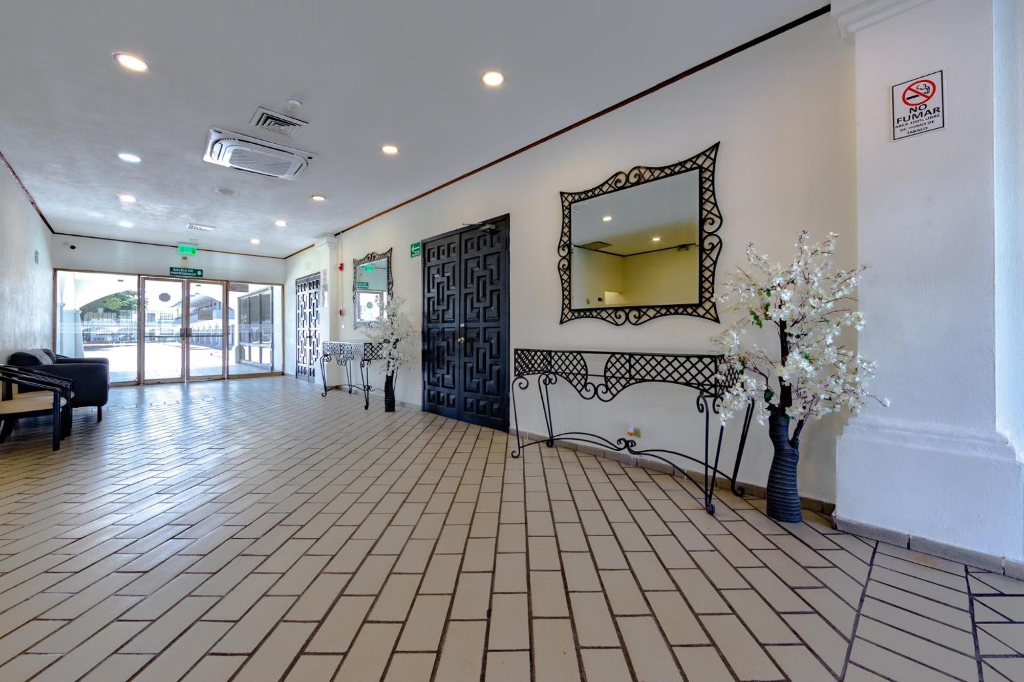 ホテル Inhouse Obregon Ciudad Obregón エクステリア 写真