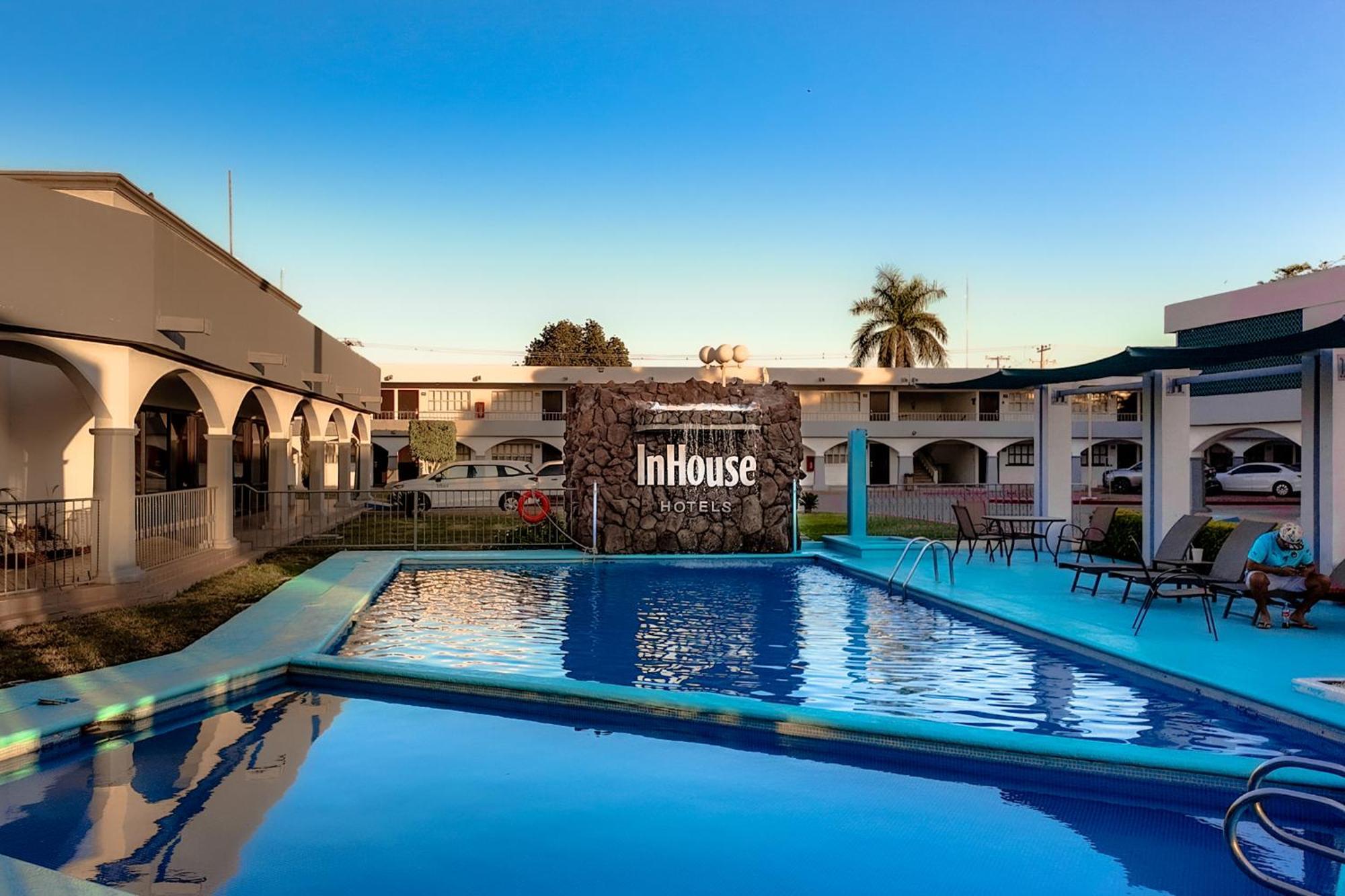 ホテル Inhouse Obregon Ciudad Obregón エクステリア 写真